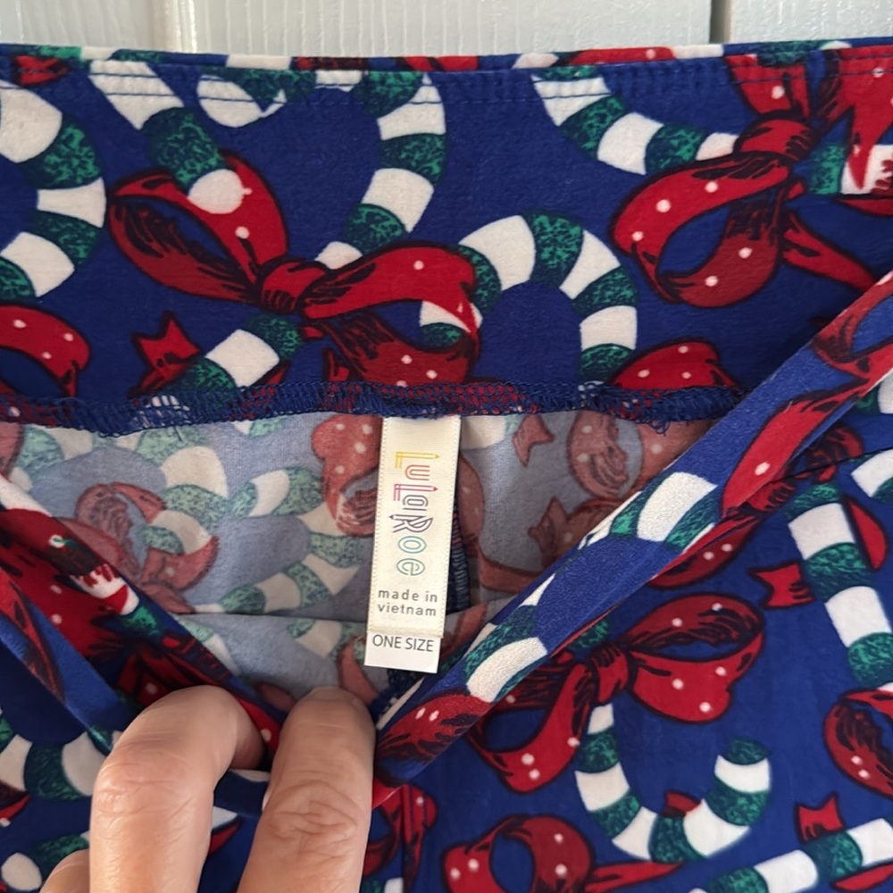 *LIKE NEW* LuLaRoe Christmas Green/White Candy Canes w/ Red Bows Leggings - OS - Picture 3 of 6